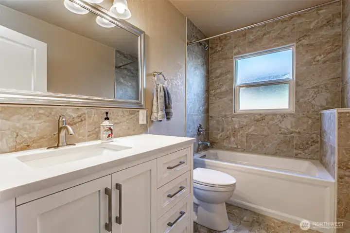 Upper 3rd Bedroom ensuite bath