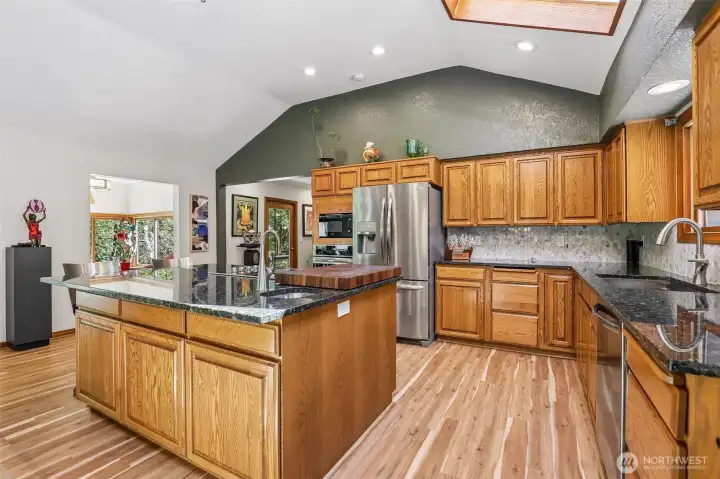 Kitchen w/ vaulted ceiling and built in appl