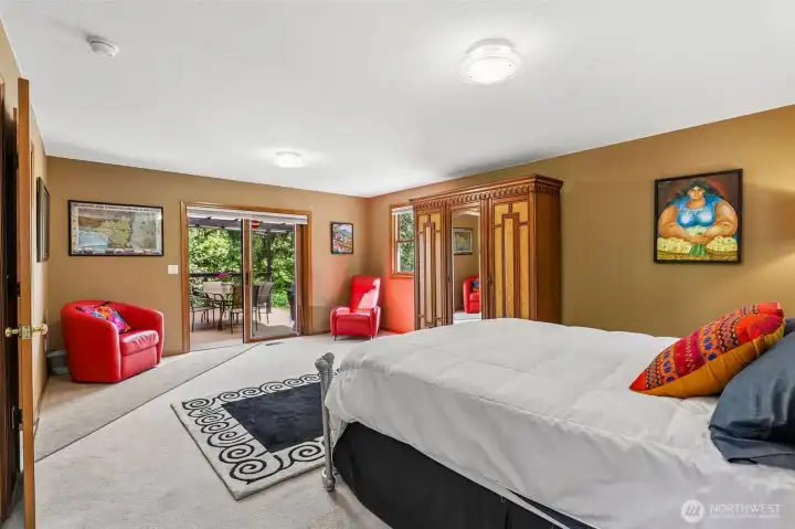 2nd bedroom w/ access to patio
