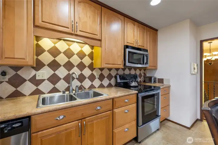 Beautiful Updated Custom kitchen with all the bells and whistles