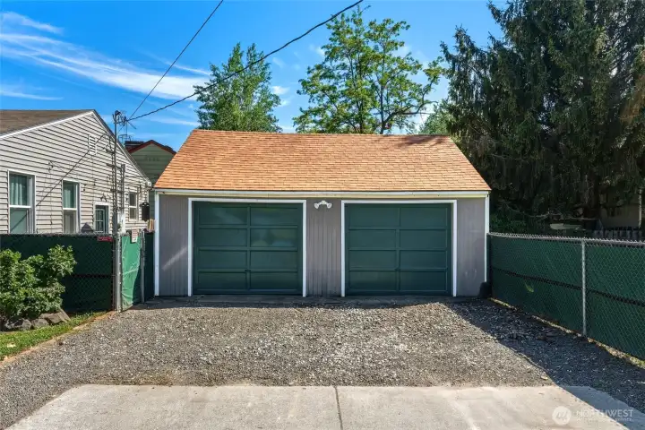 Oversized 2-Car Garage