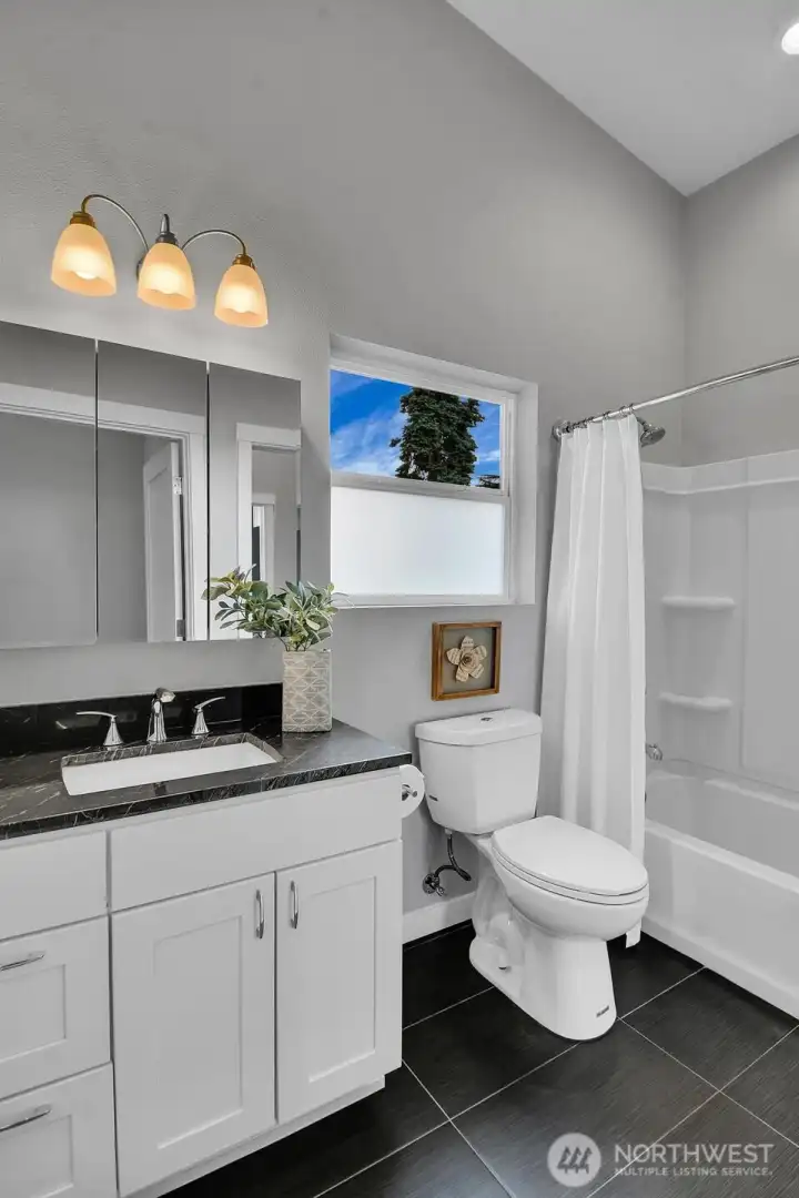 This full bath is convenienty accessed from both the upstairs family room and 2nd bedroom. This full bath is convenienty accessed from both the upstairs family room and 2nd bedroom.