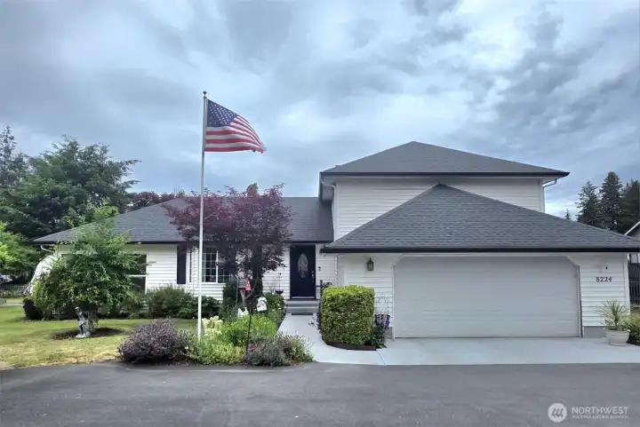 Live in the country, right in the heart of Lacey!
