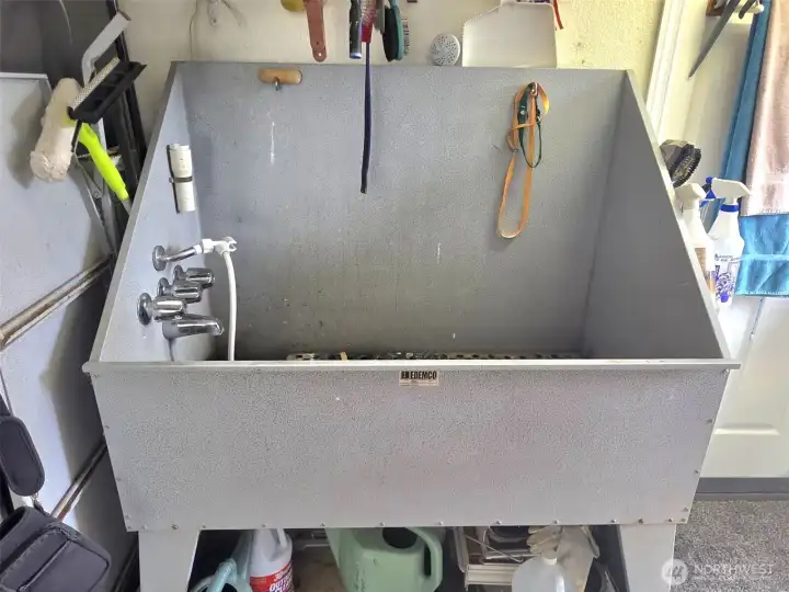 Commercial grade dog grooming bath with ramp