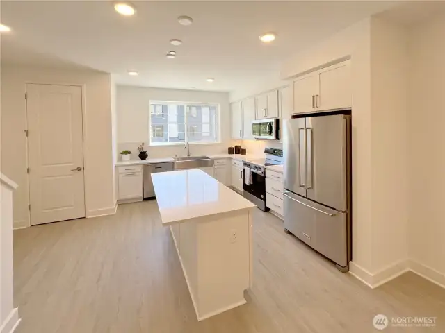 1504 well appointed kitchen - move-in Ready