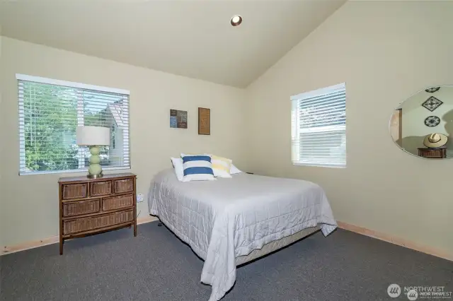 Nice size Main bedroom with high ceilings and lots of light. Big closet as well.