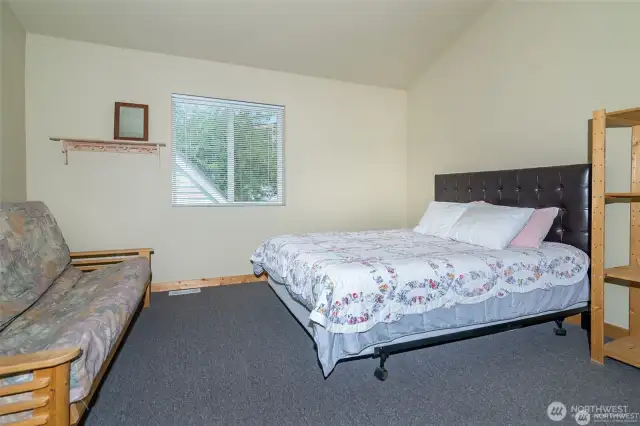 #rd bedroom with 2 beds for your guest.