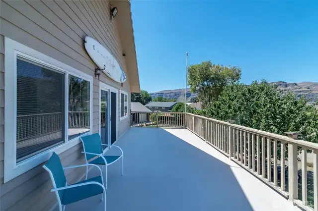 Look at the view from the upper deck. It's a panorama view of the river. Nice area for sleeping out, entertaining or star gazing.