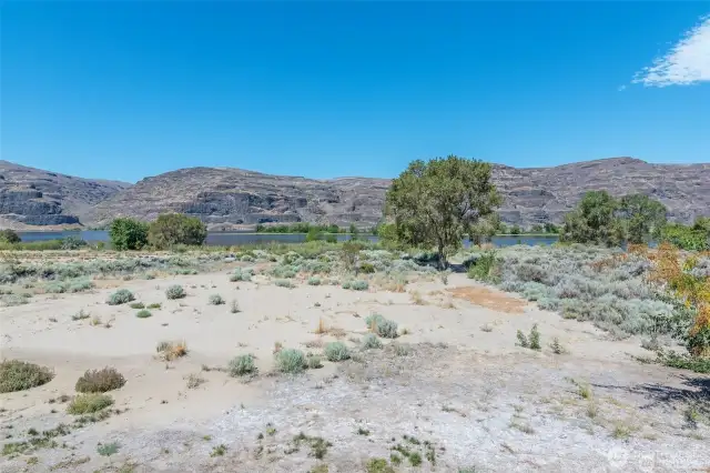 Here is the path to the best sandy beach in Sunland. This is located in front of the house, and this is PUD property, but you can use it anytime!