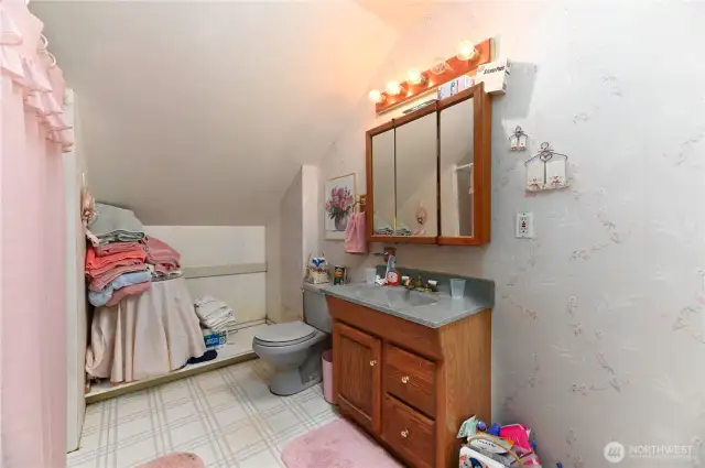 Updated upstairs bathroom~