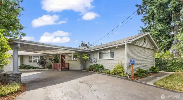 Wrap around driveway at house entrance