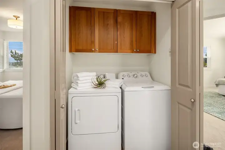 Always nice to have the washer/dryer on the same level as the bedrooms. Washer/dryer remain with the home.
