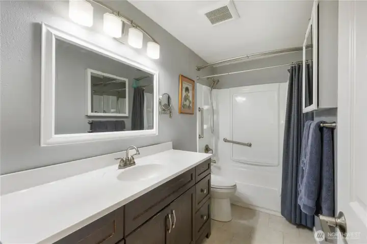 Full bathroom has lots of light!
