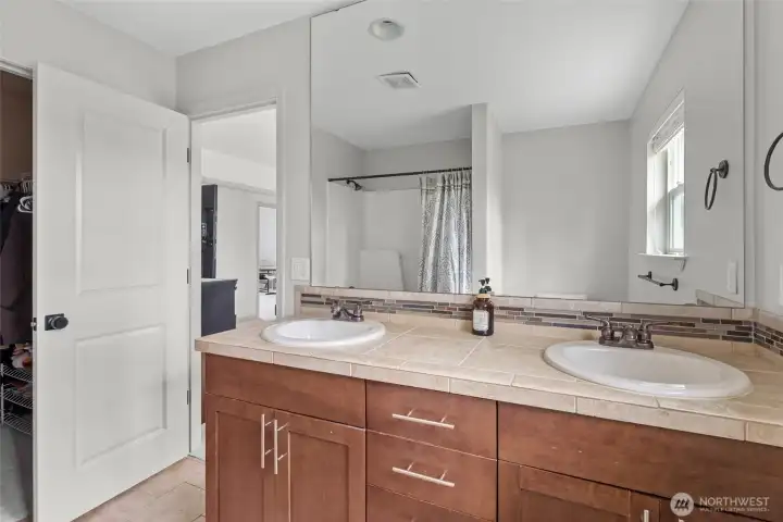 Double vanity in primary full bathroom