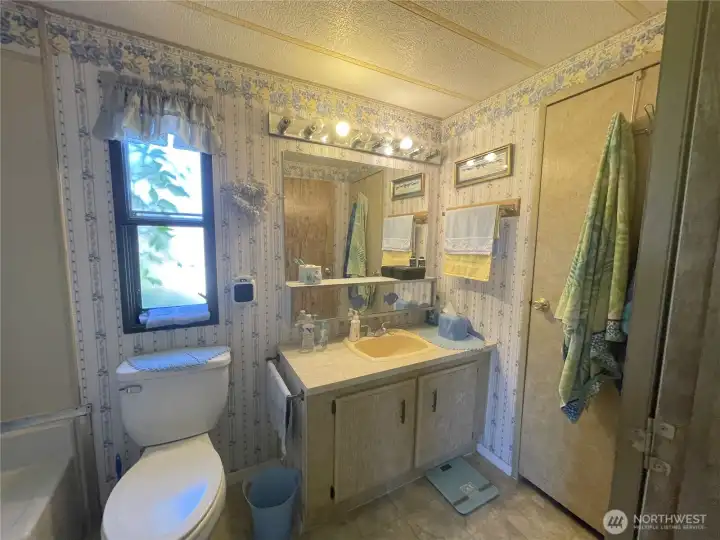 MASTER BATHROM