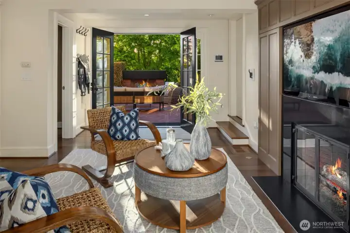 Sitting/Media Room w/access to courtyard Sitting/Media Room w/access to courtyard