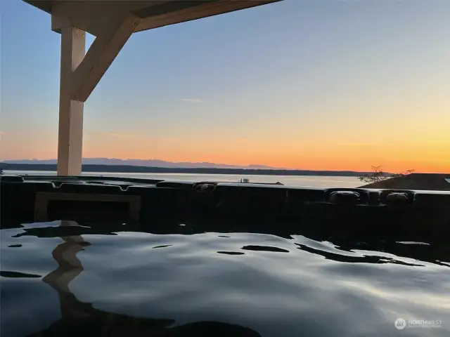 And the hot tub view at sunset! (Owner pic).