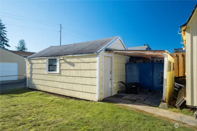 Garage off paved alley