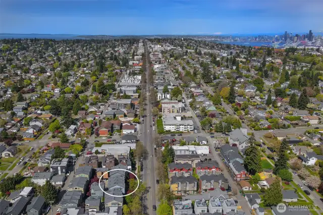 All the best perks of West Seattle are at your doorstep. Just blocks up the street, you'll find the year-round farmers market, endless dining/shopping/fun in Alaska Junction, bus lines, breweries, coffee shops, and so much more.