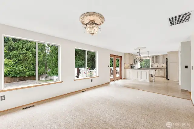 Open, bright and airy family room, perfect for entertaining