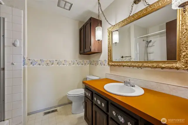 Main bathroom off hallway