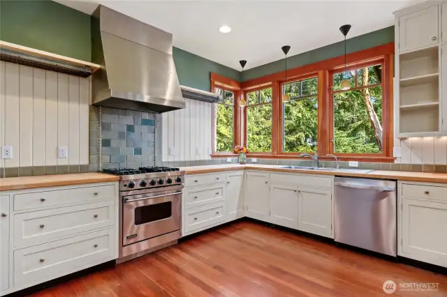 Stunning Kitchen with Viking Range!