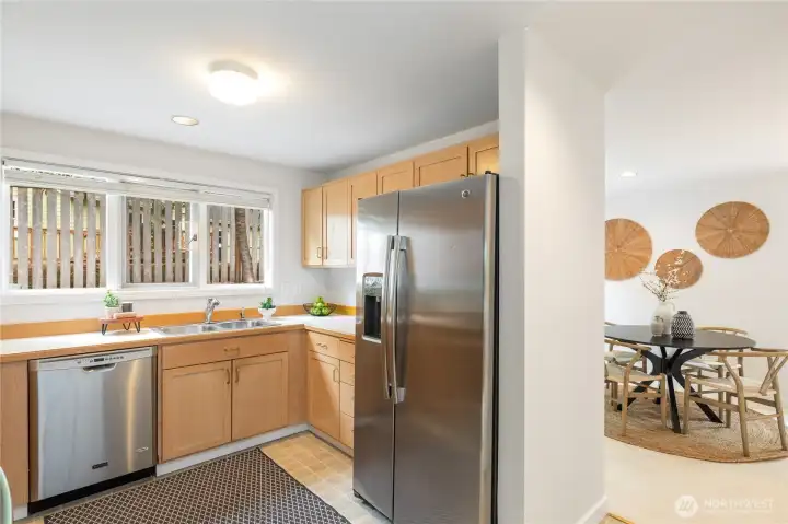 Nice connection from the kitchen to the dining area.