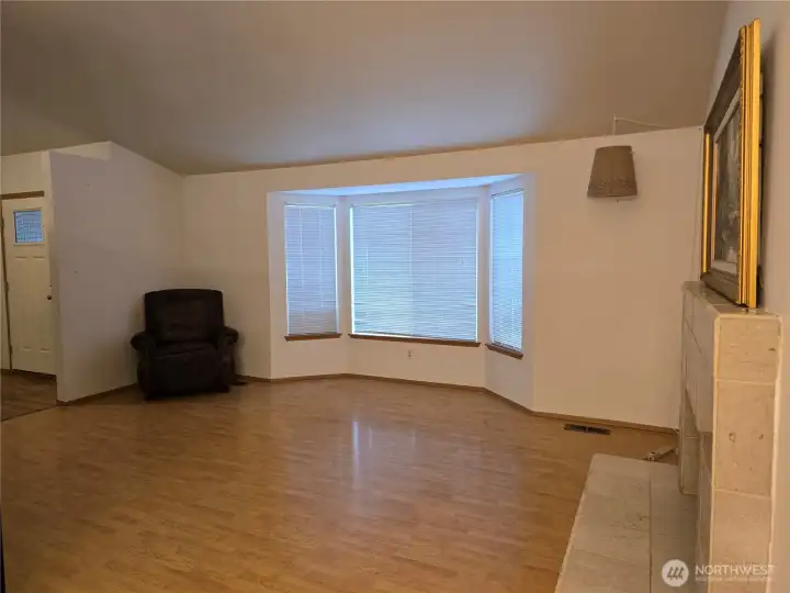 Nice Designed Livingroom window.