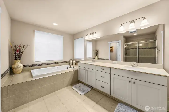 Primary en suite bath