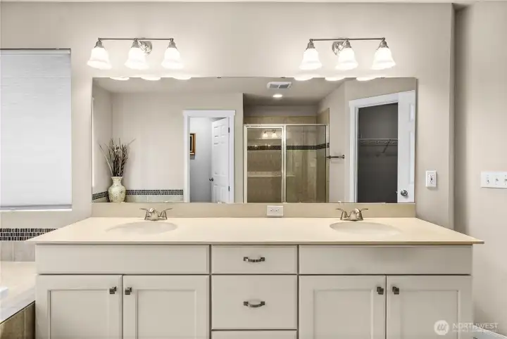 Primary en suite bath