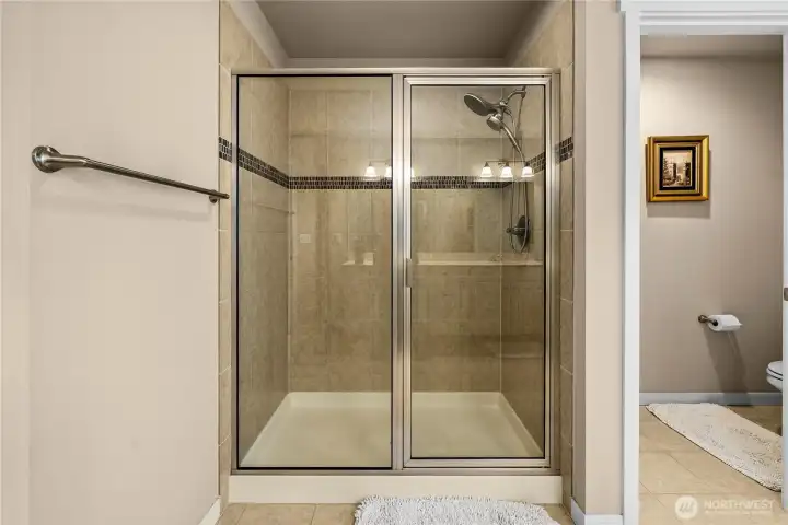 Primary en suite bath