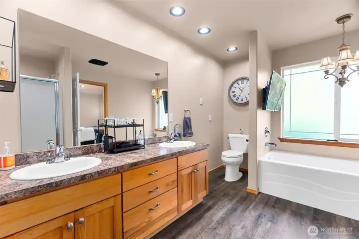 Primary en suite bathroom