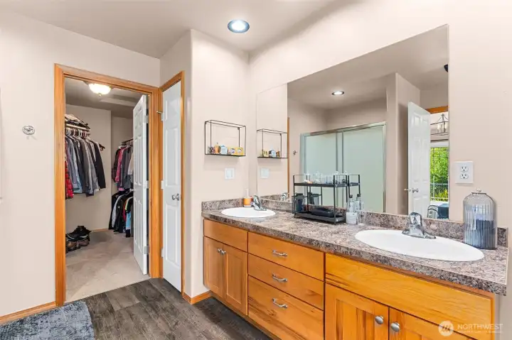 Primary en suite bathroom