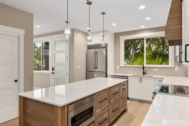 Welcoming entry flows seamlessly into the kitchen Welcoming entry flows seamlessly into the kitchen