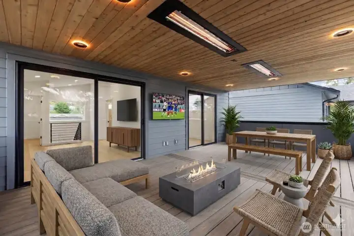 Huge rooftop deck for entertaining! (Virtually staged) Huge rooftop deck for entertaining! (Virtually staged)