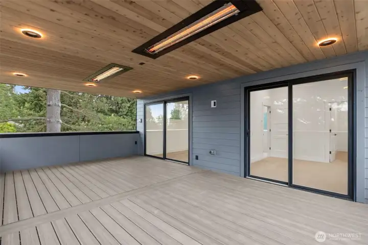 Huge rooftop deck! Huge rooftop deck!