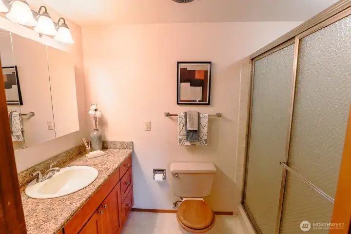 primary wash room with walk in shower