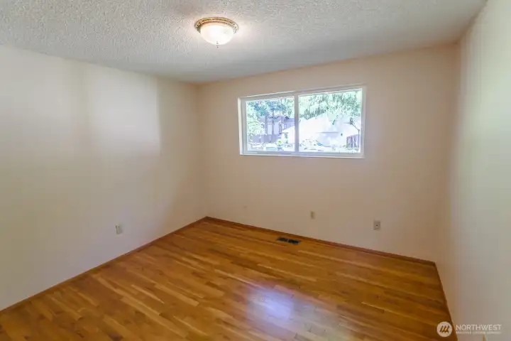 good size guest bedroom