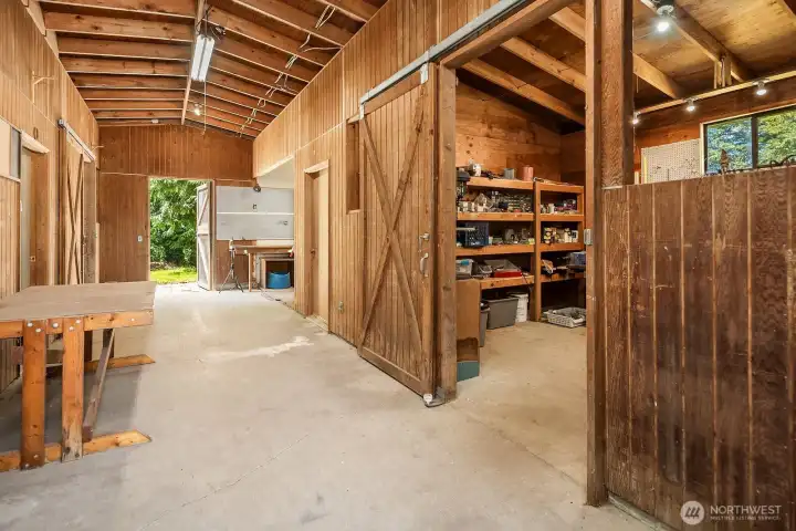 Large Shop with 2 Stalls