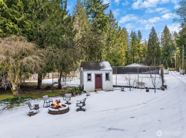 Outbuilding w Cozy Firepit