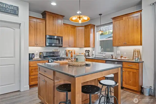 Gorgeous granite, stainless steel appliances and a walk in pantry.