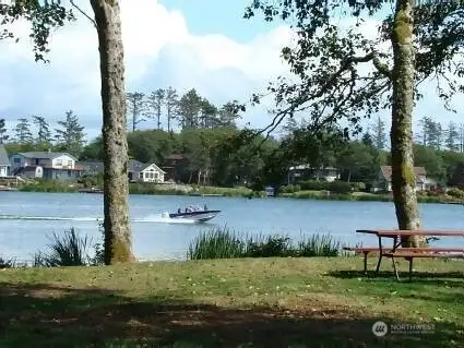 Picnic table at Bill Ellis Park