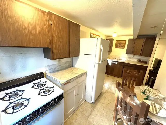 DADU Kitchen w/ eating space.