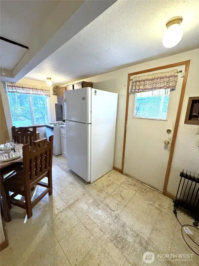 DADU Kitchen w/ eating space.