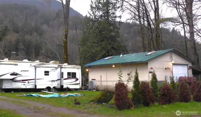 5th wheel trailer is not included in sale