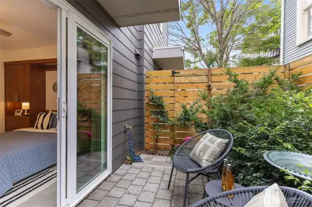 Lovely ground level patio-perfect if you have a furry friend!