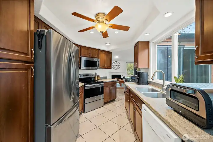 Nicely appointed kitchen, granite counters, all appliances included