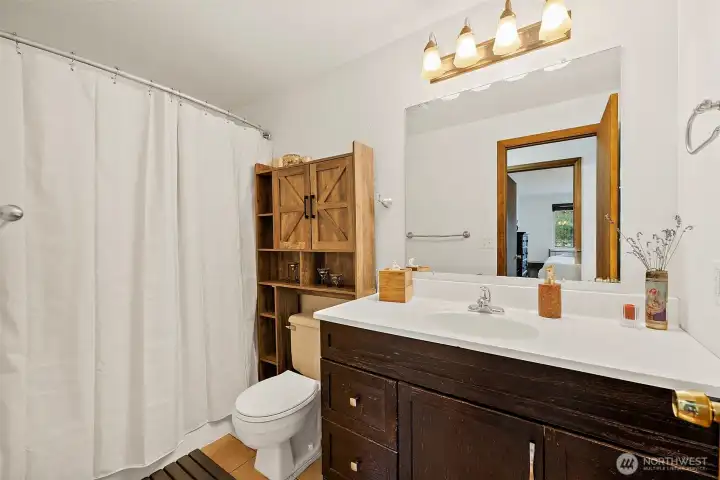 Main bathroom, large vanity, full tub + shower