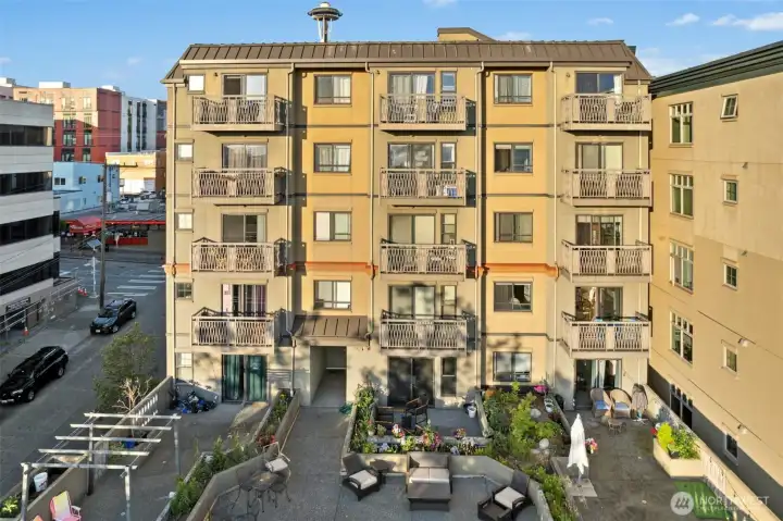 Community deck and room to entertain / BBQ