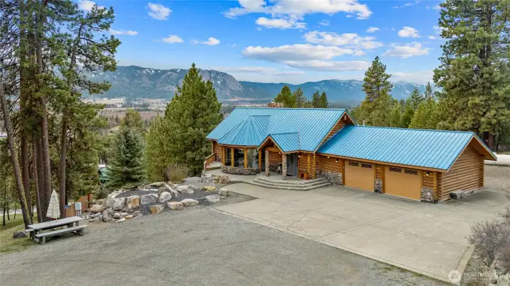 This home is perfectly positioned to capture stunning views of Peoh Point.